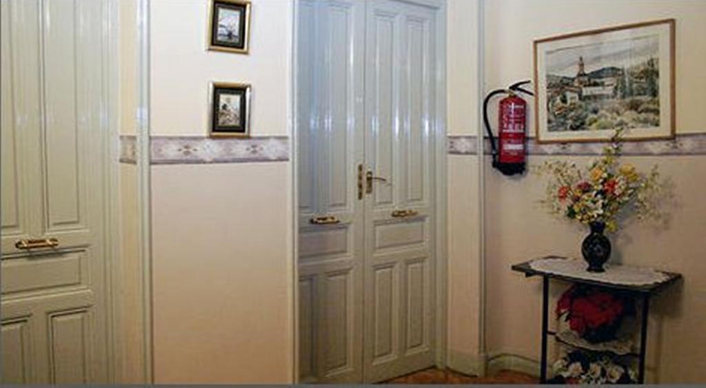Hostal Delfina Madri Exterior foto