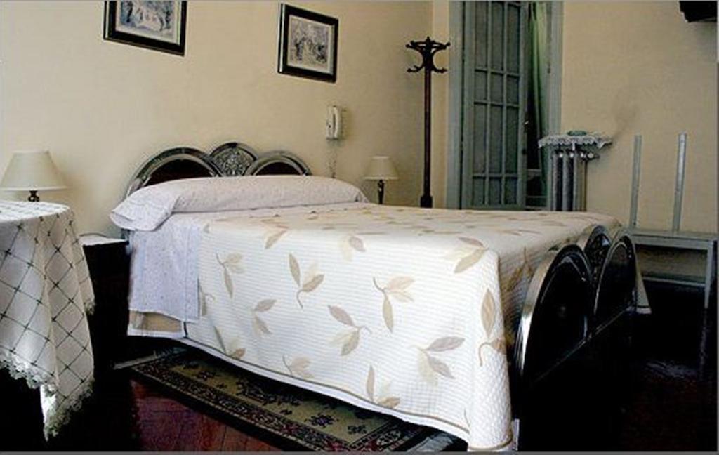 Hostal Delfina Madri Exterior foto